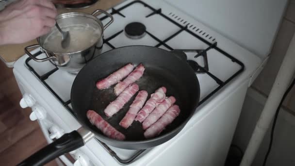 Sausages with bacon in a frying pan — Stock Video