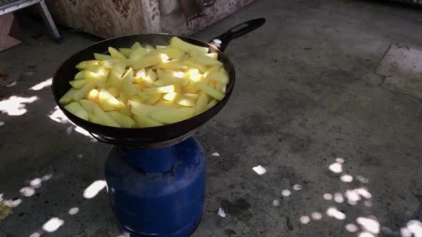 Patate fritte in una padella su un bruciatore a gas nel cortile — Video Stock