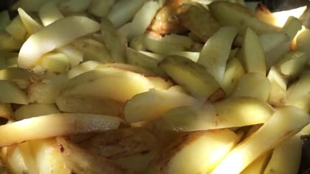 Жареный картофель в сковородке крупным планом — стоковое видео