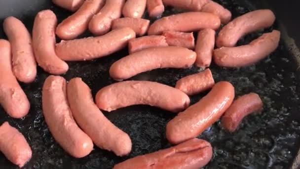 Смажені ковбаски на сковороді — стокове відео