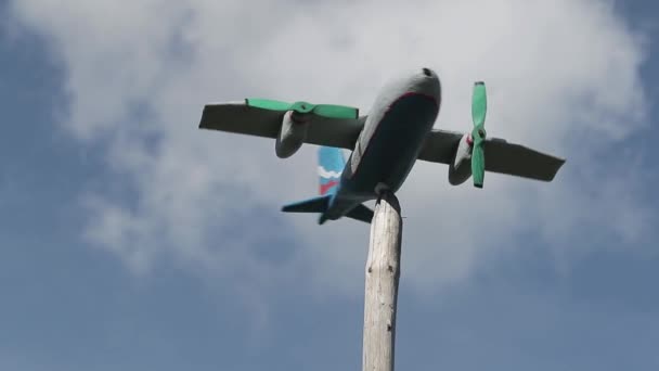 Деревянный игрушечный самолет — стоковое видео