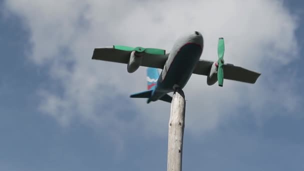 Avião de brinquedo de madeira — Vídeo de Stock