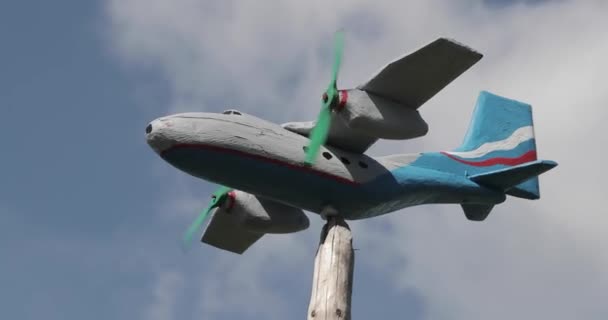 Ahşap oyuncak uçak — Stok video