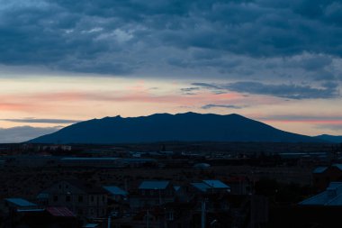 bulutlar dağ Erivan, Ermenistan üzerinde