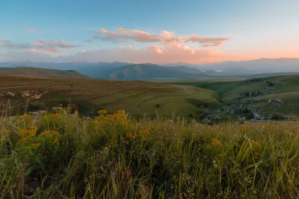 Movimiento de nubes sobre el verde valle armenio — Foto de Stock