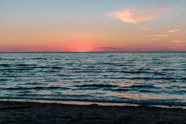 På stranden efter solnedgången — Stockfoto