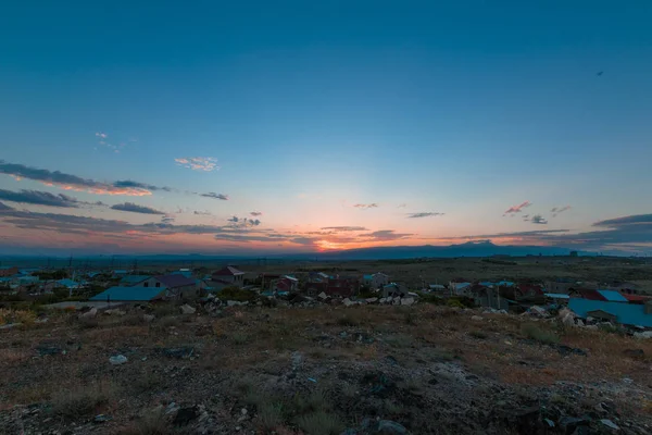 Západ slunce nad vesnici Jerevan, Arménie — Stock fotografie