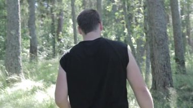 adam ormanda yürüyor