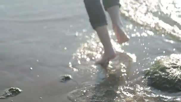 Mladá dívka se táhne podél pláže v pomalém pohybu — Stock video