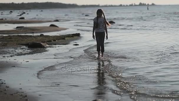 年轻的姑娘走在海滩上用慢动作 — 图库视频影像