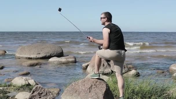 Homme avec selfie stick — Video