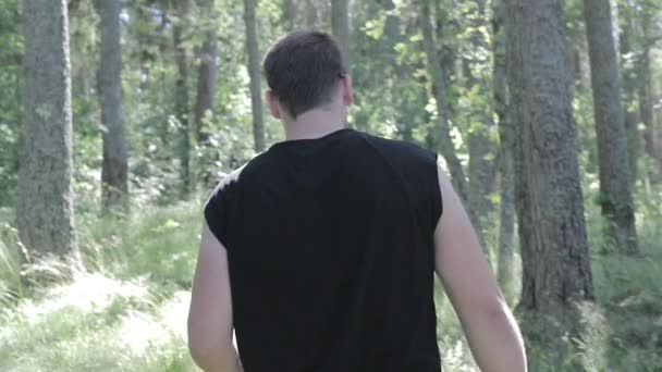 El hombre camina por el bosque — Vídeo de stock