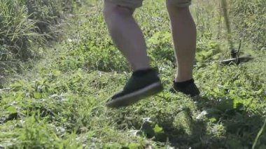 bir gaz düzeltici adamla ağır çekimde çim mows