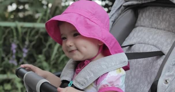 Bebê feliz no pram close-up — Vídeo de Stock