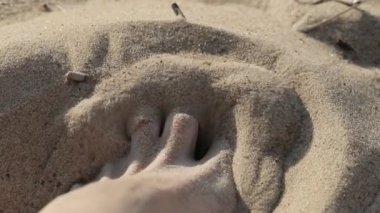 Ayak parmakları kumda