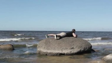 Adam selfie sopa ile