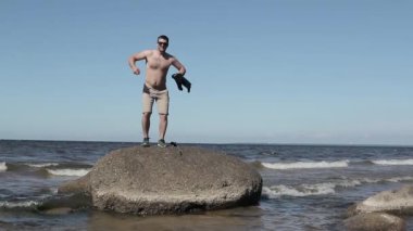 Adam taş üzerine atlamak