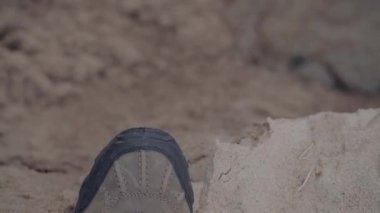 Kum ayak altına düşen