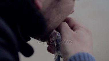 adam bir şırınga açar
