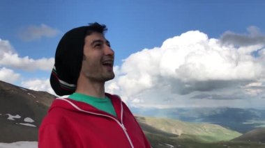 ağır çekimde dağlarda gülen adam