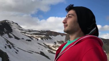 Adam dağ havası inhales
