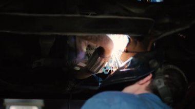 Kaynakçı otomobili çalışır