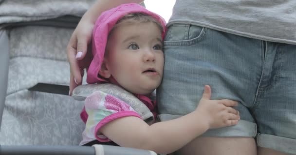 Criança pressionada contra a mãe para um passeio — Vídeo de Stock