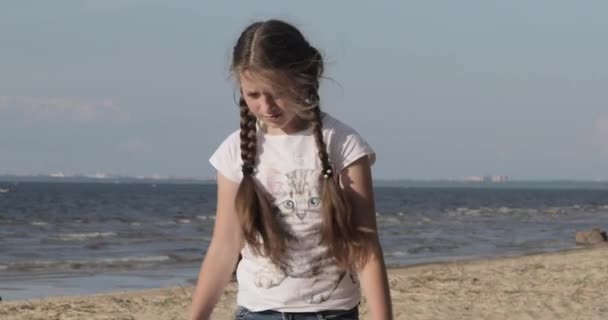 Young girl is walking along the beach — Stock Video