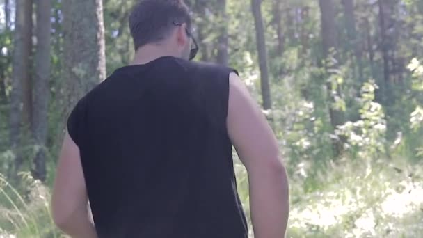 El hombre camina por el bosque — Vídeo de stock