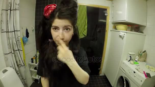 Lány csinál haj hajkiegyenesítő — Stock videók