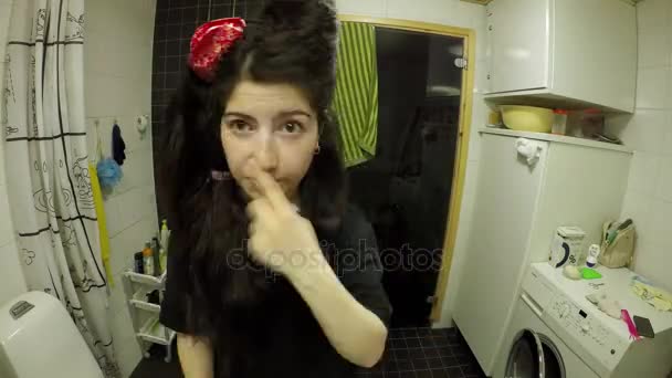 Fille fait le lissage des cheveux — Video