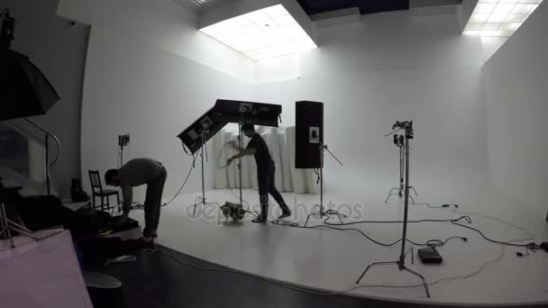 Assembly of equipment for video shooting in the studio timelapse — Stock Video