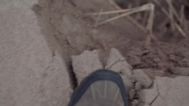 Sanden faller under fötter — Stockvideo