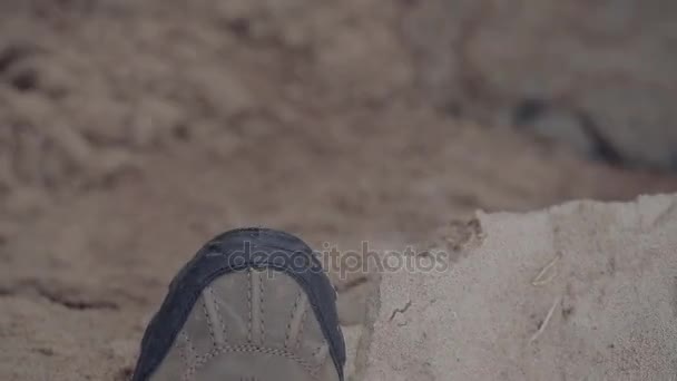 Le sable tombe sous les pieds — Video