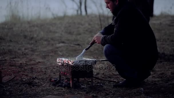 Homem está cozinhando comida na grelha — Vídeo de Stock