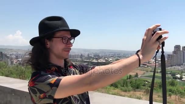 Touristen fotografieren sich selbst — Stockvideo