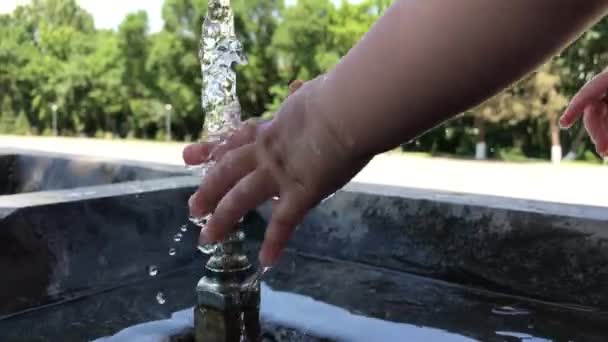 Pulpulak Fuente de bebida y mano de los niños — Vídeos de Stock