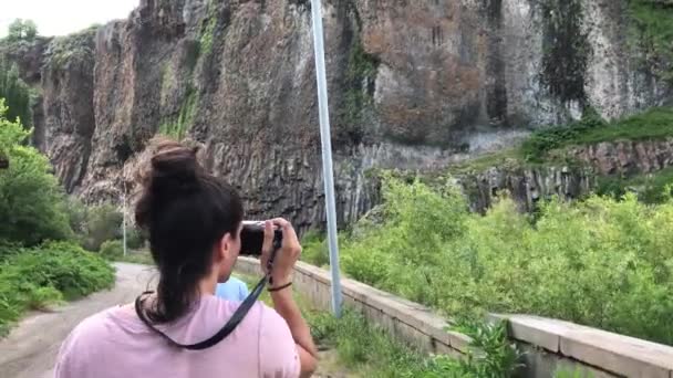 Турист в горах Армении — стоковое видео