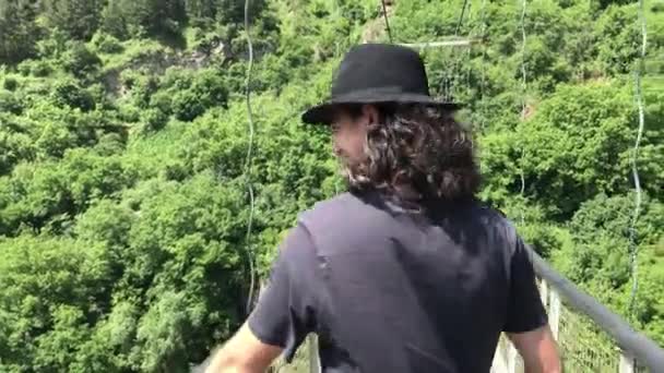 Hombre está caminando por el puente colgante de Khndzoresk, Armenia — Vídeos de Stock
