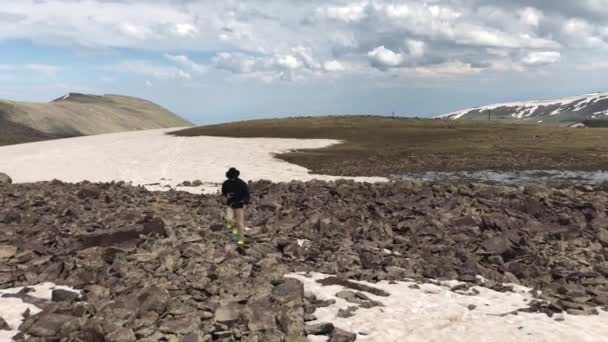 Traveler in the mountains of Armenia — Stock Video