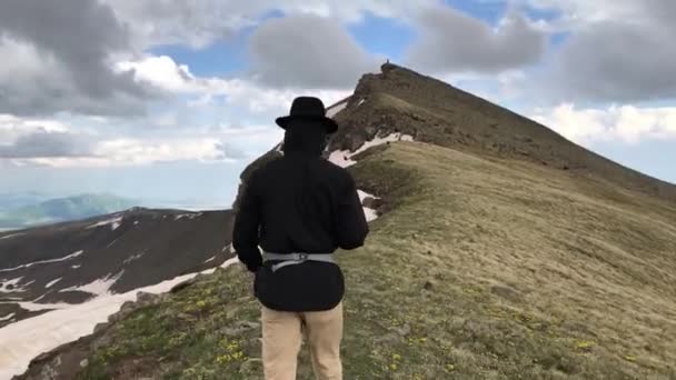 Turysta na górze Ararat Armenia — Wideo stockowe