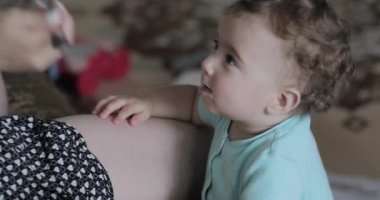 Küçük çocuk dondurma yiyor.