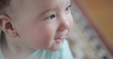 Küçük çocuk dondurma yiyor.