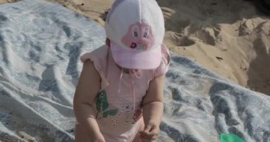 Küçük çocuk sahilde oynuyor