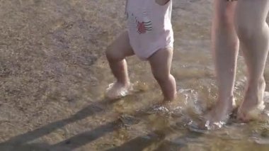 Sahilde bir çocuk ile anne