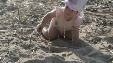 Küçük çocuk sahilde oynuyor