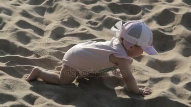 Küçük çocuk sahilde oynuyor