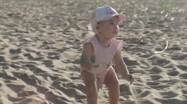 Küçük çocuk sahilde oynuyor