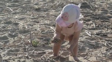 Küçük çocuk sahilde oynuyor