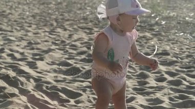 Küçük çocuk sahilde oynuyor